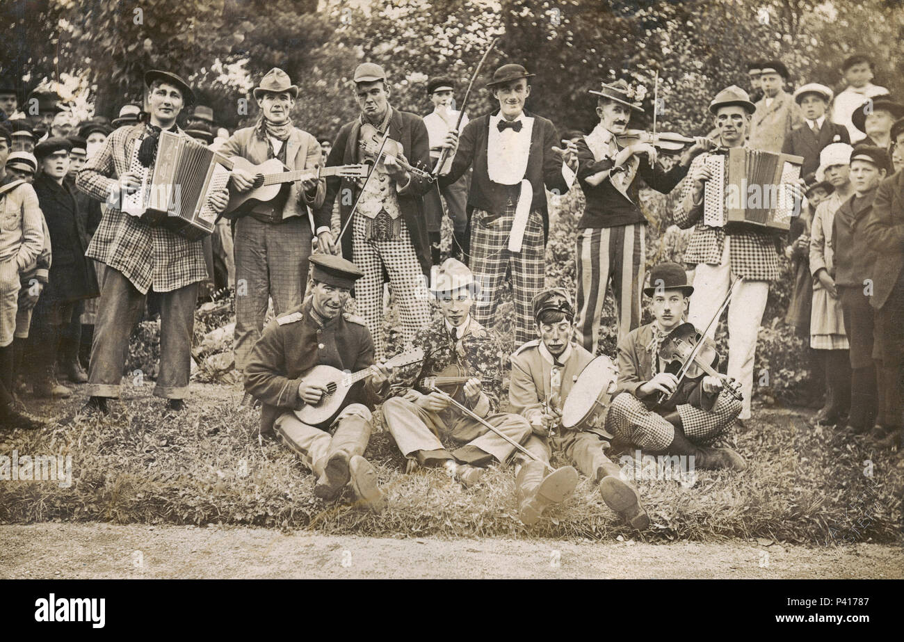 Antique c1920 fotografia, vaudeville-tipo gruppo di musicisti in trucco. Fonte: fotografia originale Foto Stock
