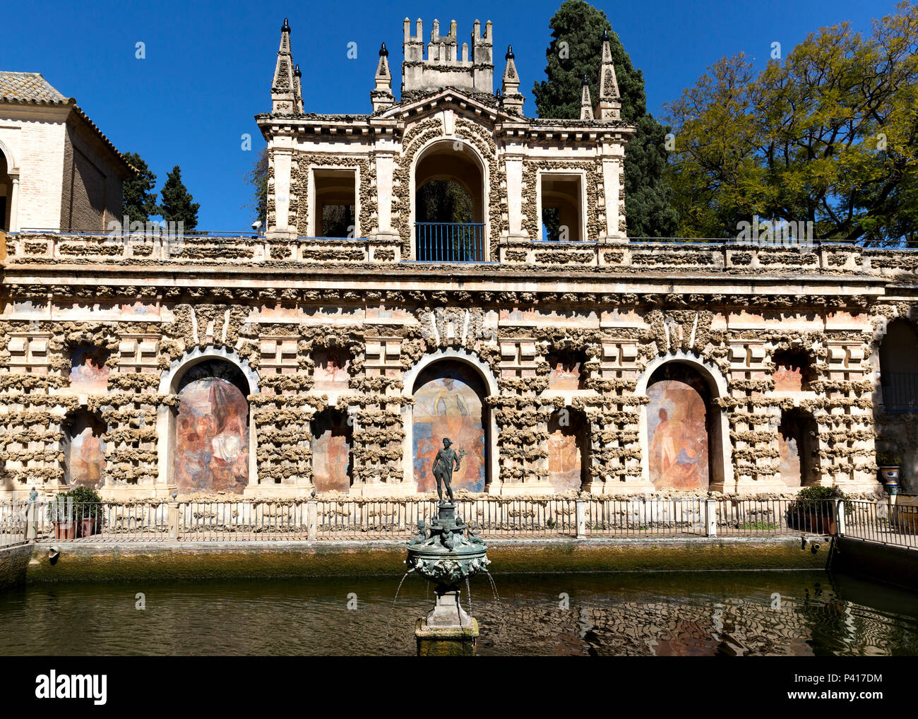 La fontana di mercurio (Estanque del mercurio), Reales Alcázares de Sevilla, Sevilla, Andalusia, Spagna. Foto Stock