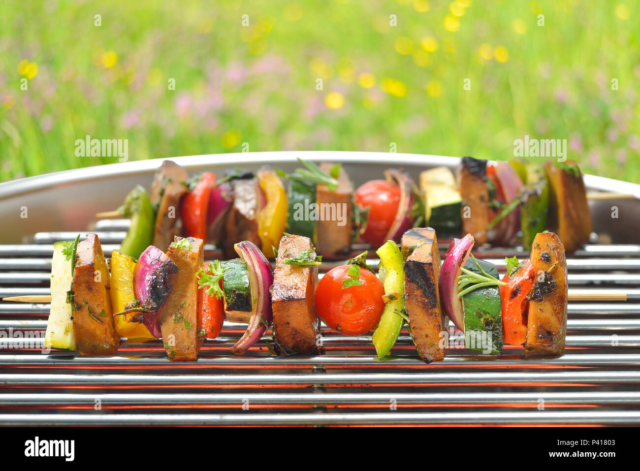 Grigliare senza carne: vegetariano spiedini di seitan e verdure miste su un grill Foto Stock