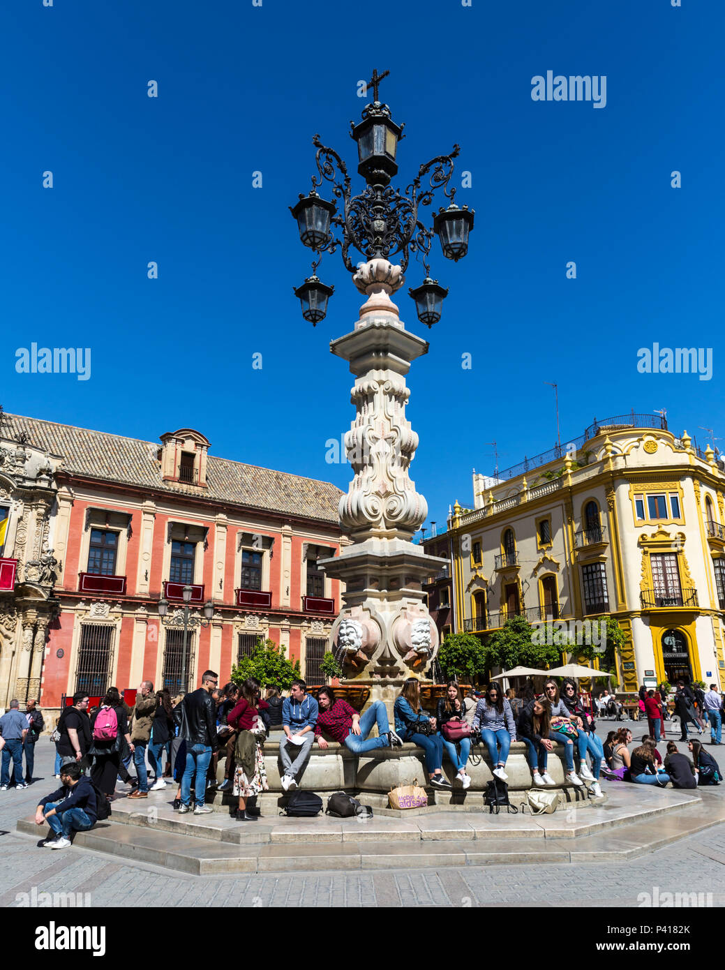 I turisti seduti intorno a Plaza Virgen de los Reyes fontana al di fuori del palazzo arcivescovile, Siviglia, in Andalusia, Spagna. Foto Stock