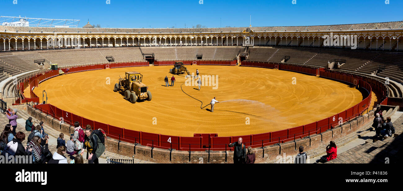 Groundsmen occupato la preparazione di Siviglia arena per il prossimo evento giorno, Siviglia Foto Stock