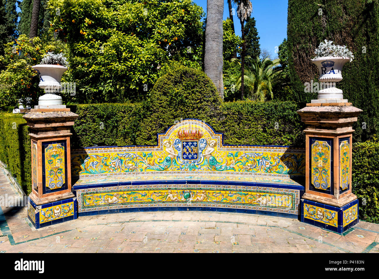 Un piastrellato banco ornamentali, Reales Alcazares giardini, Reales Alcázares de Sevilla, Sevilla, Andalusia, Spagna Foto Stock
