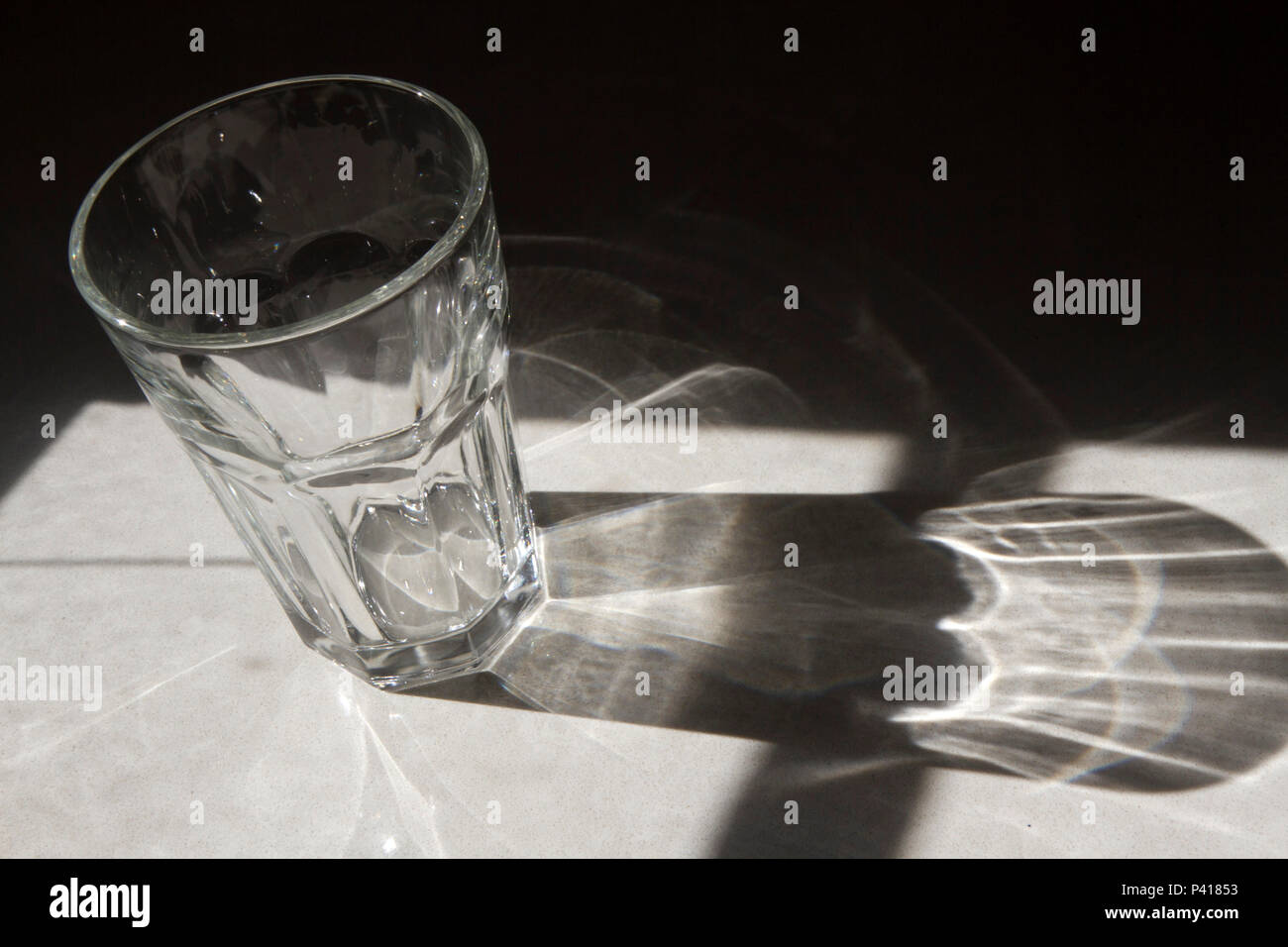 Un semplice esperimento che mostra la luce si rifrange come passa attraverso un vetro, piegando le onde luminose e cambia la sua direzione e velocità come pas Foto Stock