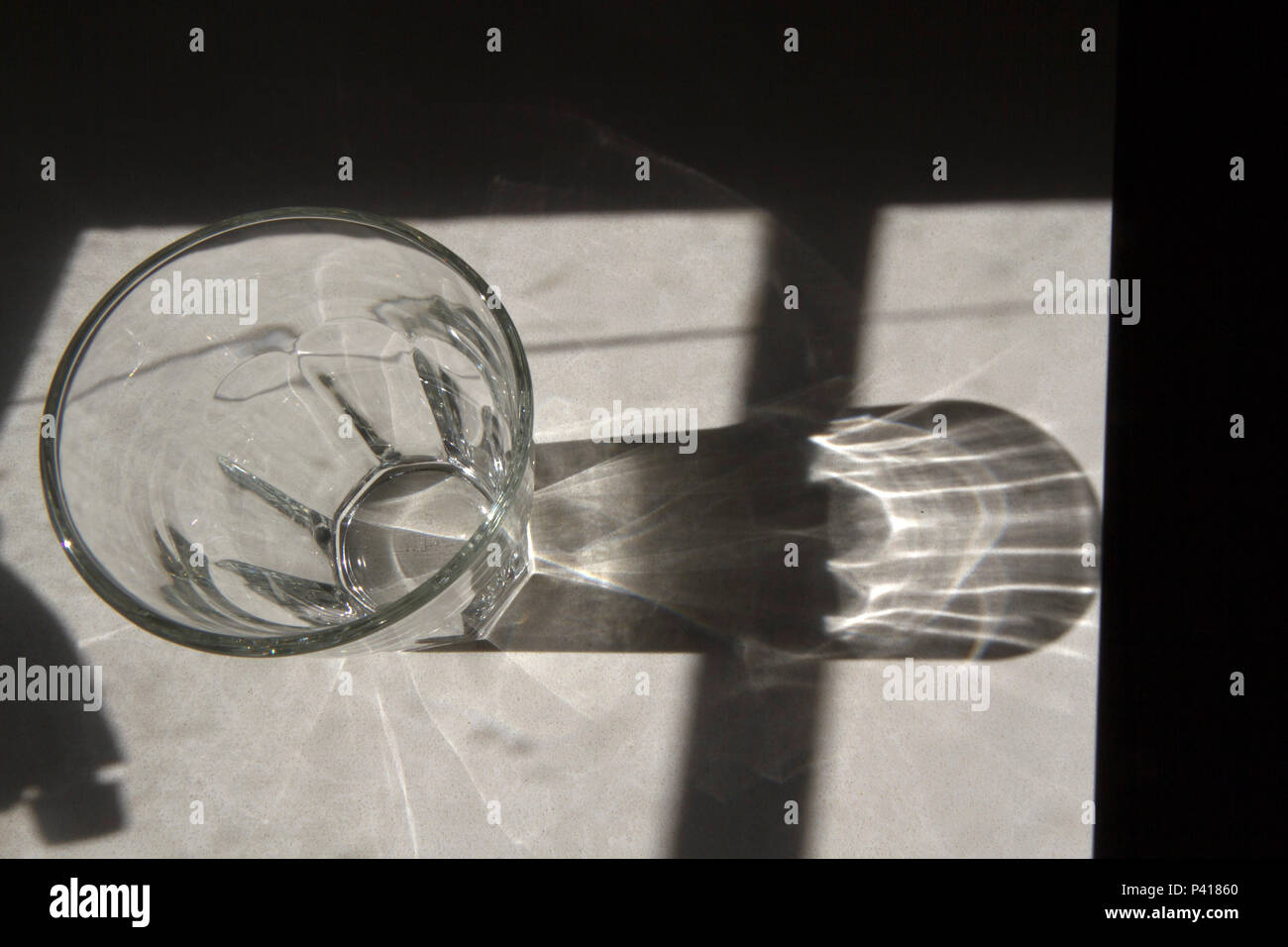 Un semplice esperimento che mostra la luce si rifrange come passa attraverso un vetro, piegando le onde luminose e cambia la sua direzione e velocità come pas Foto Stock
