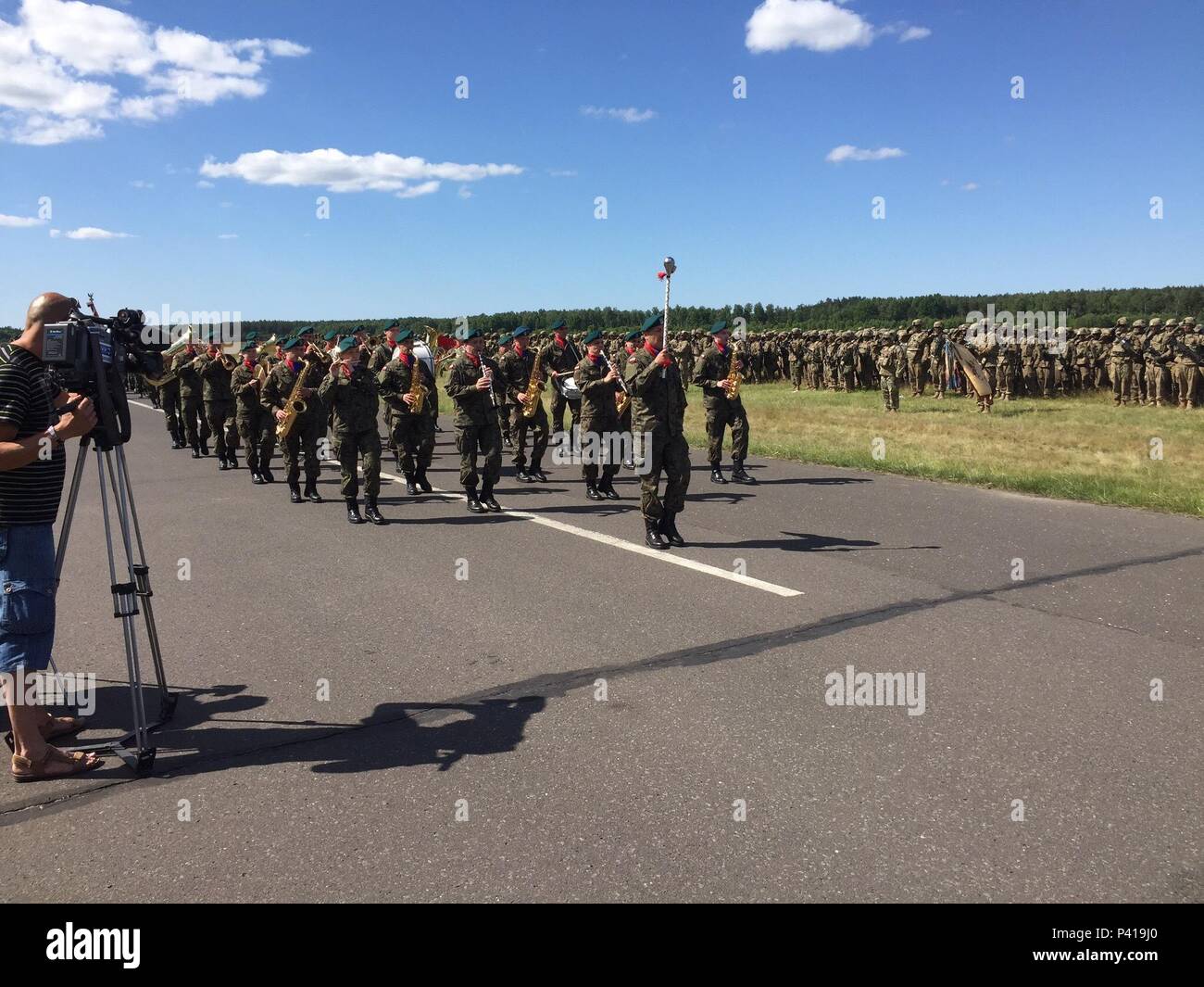 Esercito Polacco band marche in revisione durante una cerimonia di apertura per esercitare Anakonda 2016 a Drawsko Pomorskie Area Formazione, Polonia, 6 giugno. Esercizio Anakonda 2016 è un polacco-led, multinazionale comune esercizio svolge in tutta la Polonia Giugno 7-17. L'esercizio comporta circa 31.000 partecipanti provenienti da più di 20 nazioni. Esercizio Anakonda 2016 è il principale evento di formazione per gli Stati Uniti Esercito e l'Europa delle nazioni partecipanti e dimostra come gli Stati Uniti e i paesi partner possono efficacemente unire sotto un comando unificato mentre la formazione su un scenario contemporaneo. (U.S. Esercito foto di Foto Stock