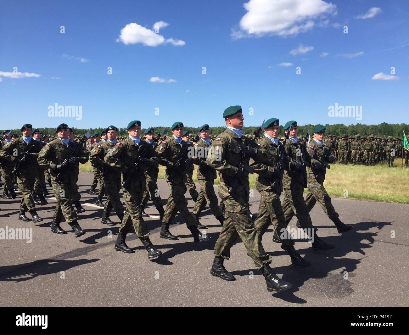 Esercito Polacco soldati marzo in revisione durante una cerimonia di apertura per esercitare Anakonda 2016 a Drawsko Pomorskie Area Formazione, Polonia, 6 giugno. Esercizio Anakonda 2016 è un polacco-led, multinazionale comune esercizio svolge in tutta la Polonia Giugno 7-17. L'esercizio comporta circa 31.000 partecipanti provenienti da più di 20 nazioni. Esercizio Anakonda 2016 è il principale evento di formazione per gli Stati Uniti Esercito e l'Europa delle nazioni partecipanti e dimostra come gli Stati Uniti e i paesi partner possono efficacemente unire sotto un comando unificato mentre la formazione su un scenario contemporaneo. (U.S. Foto dell'esercito Foto Stock