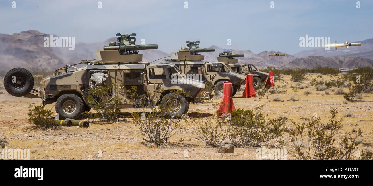 La cottura il loro tubo-lanciato, otticamente inseguito, Filo-missili guidati simultaneamente mentre utilizza il bersaglio migliorato sistema di acquisizione, i soldati delle truppe Killer, 2° Stormo, undicesimo Armored reggimento di cavalleria, tentativo di colpire i loro obiettivi allo stesso tempo sulla gamma 22 presso il Centro Nazionale di Allenamento, Giugno 2, 2016. Il live-fire esercizio consentirà di migliorare la letalità del Troopers durante la rotazione di periodi di formazione. (PV2 Austin Anyzeski, undicesimo Armored reggimento di cavalleria) Foto Stock