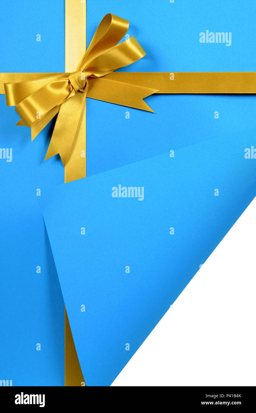 Oro nastro regalo su carta blu sfondo con angolo arricciato. Foto Stock