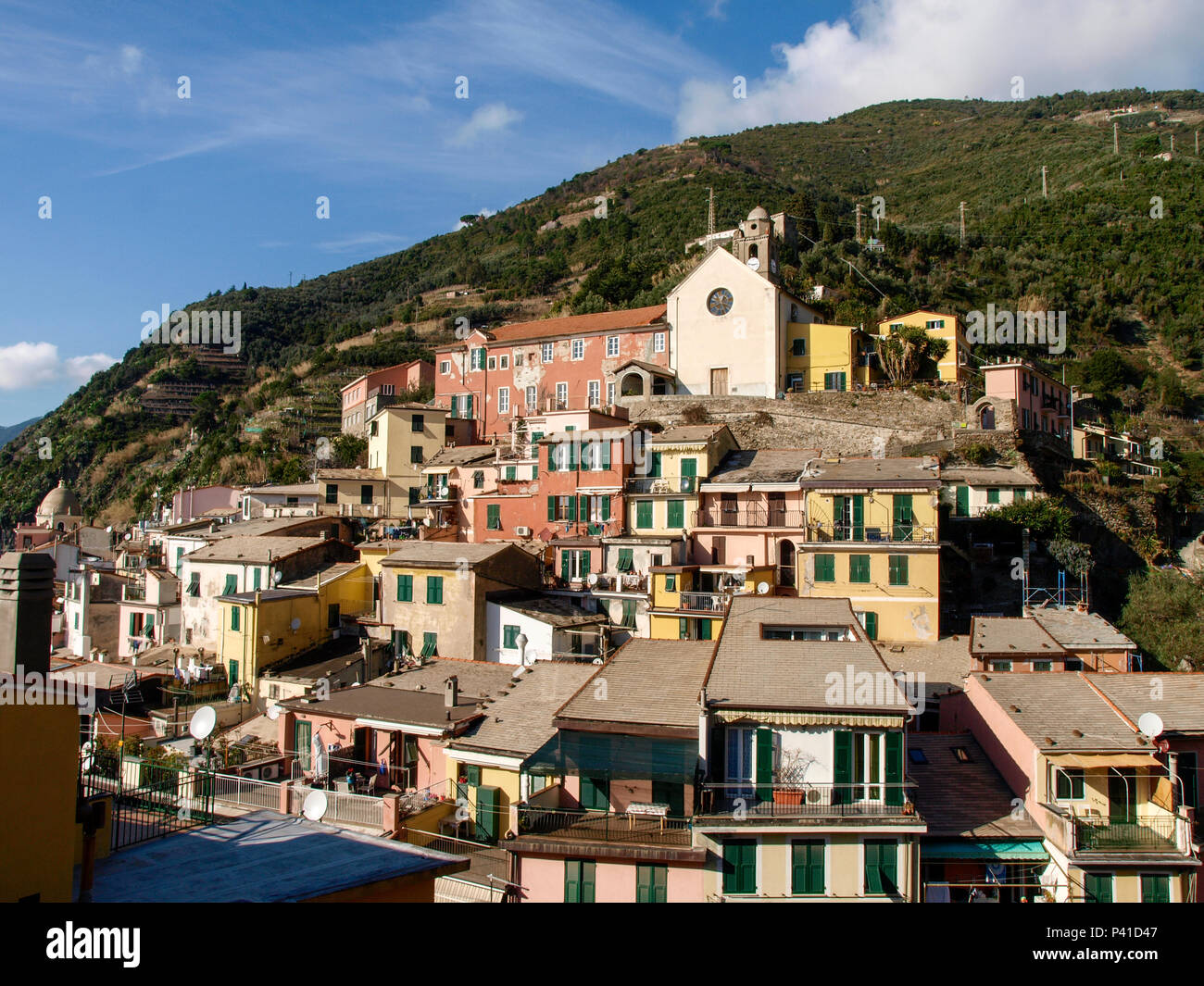 Vernazza, Italia: antico borgo sulla costa orientale costa ligure. Case colorate circondano il piccolo porticciolo. Foto Stock