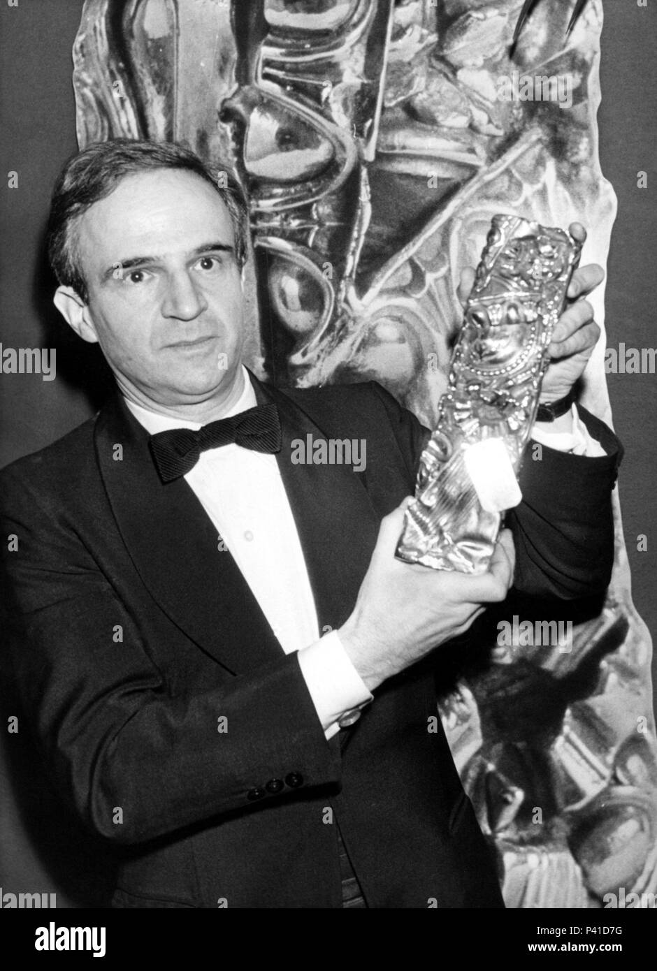 Descrizione: direttore francese, sceneggiatore, produttore e attore FRANCOIS TRUFFAUT raffigurata con un Cesar Award per il suo film "Le dernier Metro'.. Stelle: FRANCOIS TRUFFAUT. Foto Stock