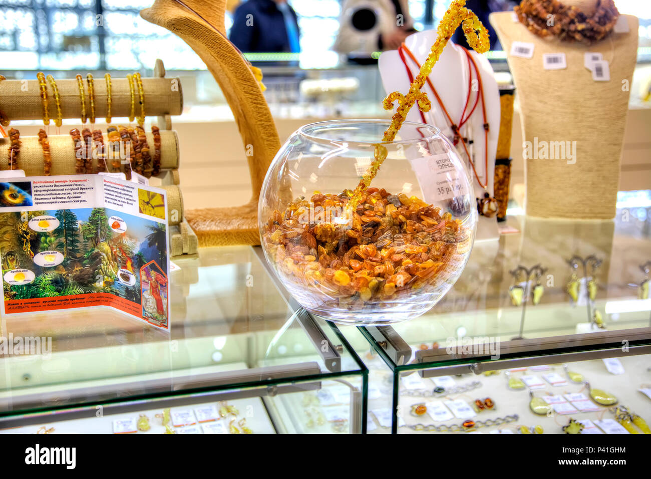 SVETLOGORSK, Russia - aprile 29.2018: Jewelery da ambra nel negozio gioielli del multifunzionale centro culturale Sala Ambra Foto Stock