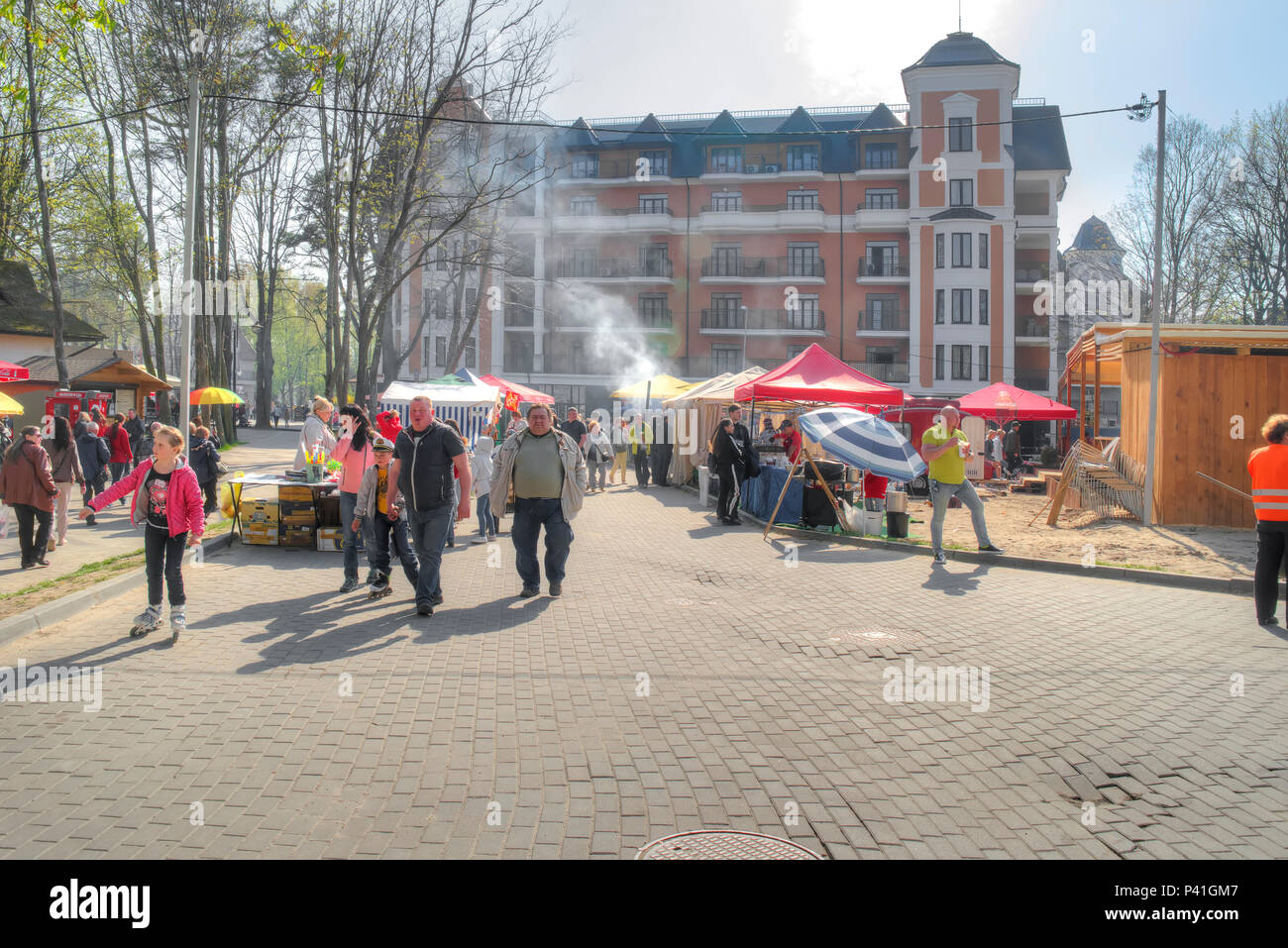 SVETLOGORSK, Russia - aprile 29.2018: city resort nella regione di Kaliningrad. Dinamo street. Turisti e abitanti presso la fiera della città Foto Stock