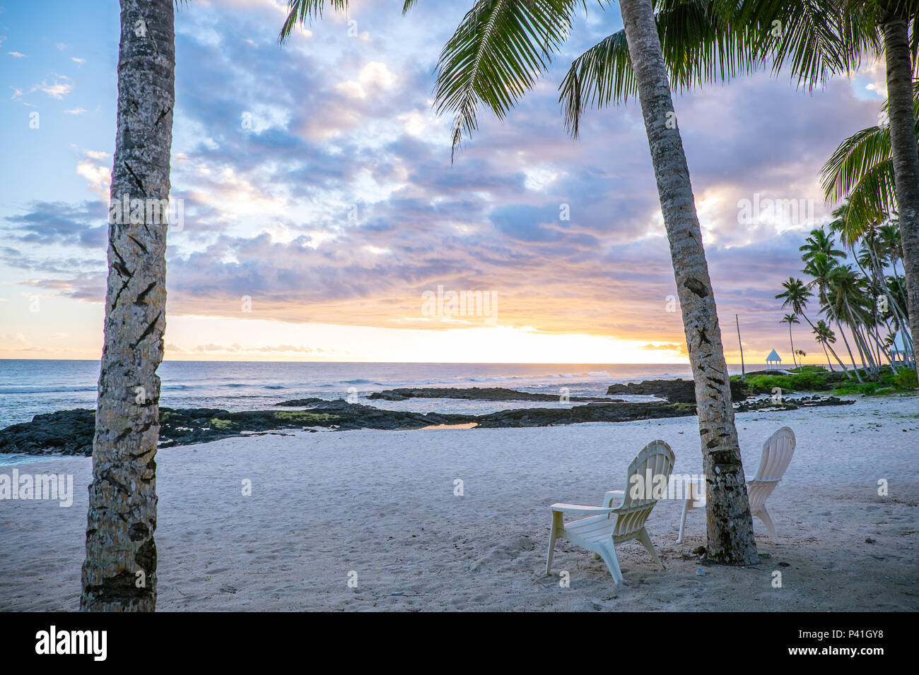 Due sedie a sdraio su una spiaggia deserta a Lefaga, Matautu, Isola Upolu, Samoa Occidentali, South Pacific - orientamento orizzontale Foto Stock