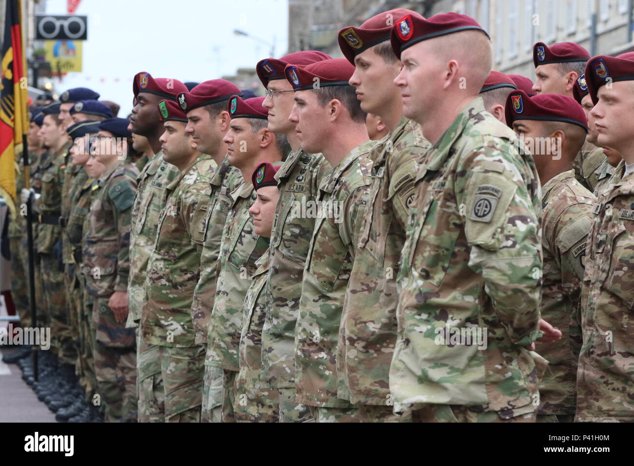 Paracadutisti dall'ottantaduesima Airborne Division al fianco dei soldati tedeschi in una volta città merlata di Sainte-Mère-Église, Francia in onore di Alexandre Renaud, un alleato francese per le truppe degli Stati Uniti sul D-Day. Più di 380 service membri provenienti da Europa e affiliati D-Day unità storiche partecipano al 72anniversario come parte della Joint Task Force D-Day 72. La Task Force, basato in Sainte-Mère-Église, è il supporto di eventi locali attraverso la Normandia, dal 30 maggio - 6 giugno, 2016 per commemorare le azioni disinteressata da parte degli alleati sul D-Day che continuano a risuonare 72 anni più tardi. (U.S. Esercito foto b Foto Stock