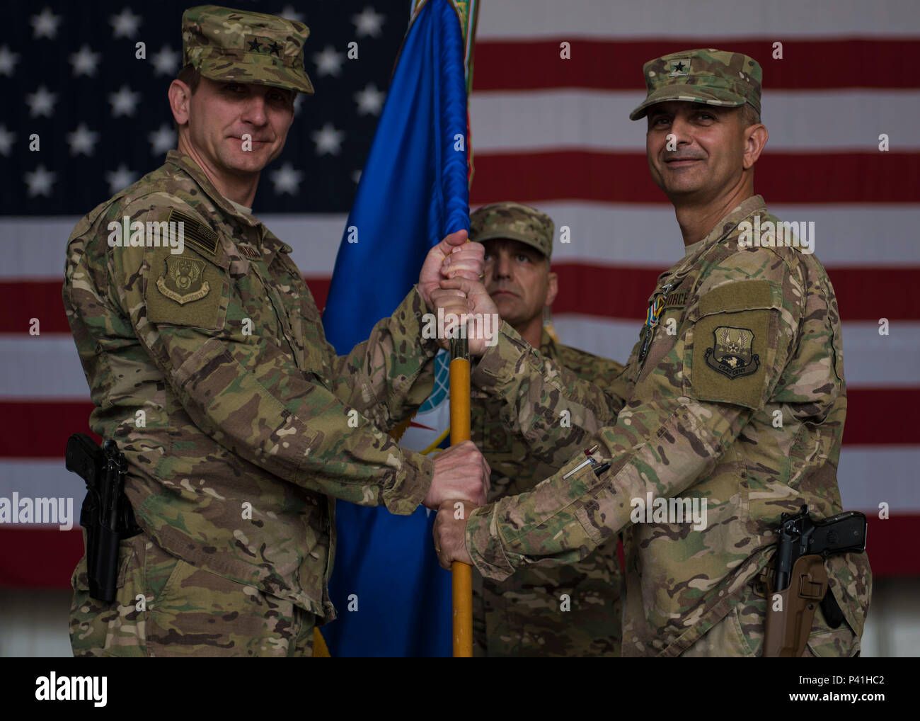 Brig. Gen. David Julazadeh (a destra), 455th Air Expeditionary Wing Commander, mani il guidon per il Mag. Gen. Geffrey Taliaferro (sinistra), 9 dell'aria e dello spazio di attività Expeditionary Force-Afghanistan commander, durante un cambio del comando cerimonia al Bagram Airfield, Afghanistan, Giugno 03, 2016. Un guidon è uno standard militare che la società o il plotone dimensioni elementi portano a significare la loro denominazione gruppo e corpo di affiliazione o il titolo della persona che lo porta. (U.S. Air Force foto di Senior Airman Justyn M. Freeman) Foto Stock