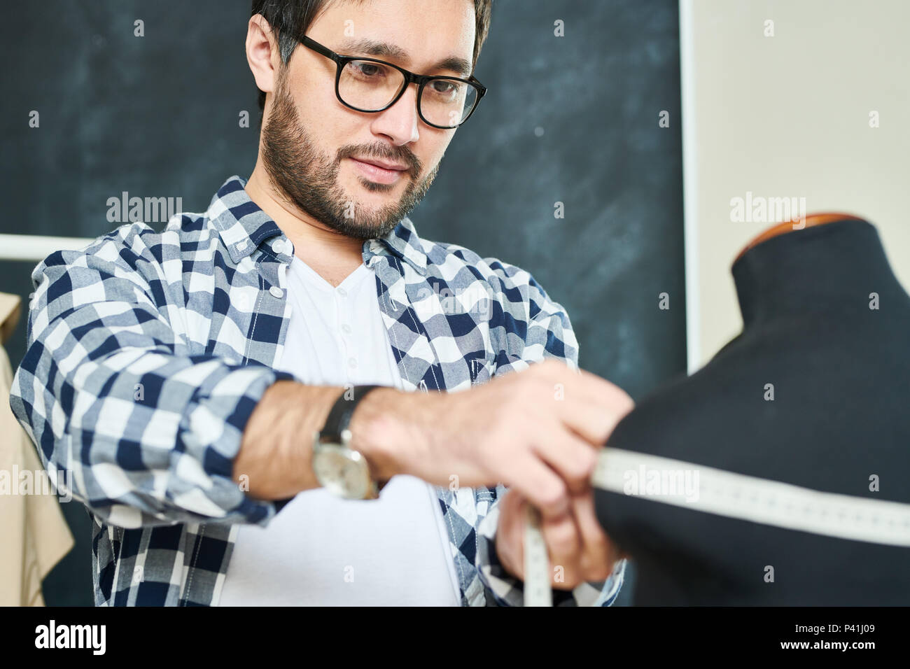 Creative stilista lavora con manichino Foto Stock