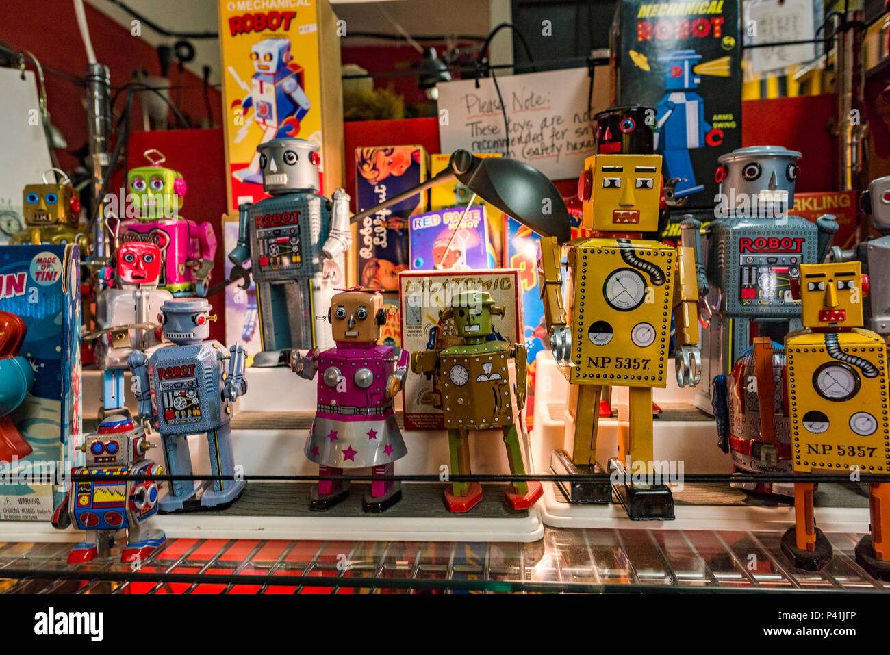 Robot di stagno nel display del negozio. Giocattoli di latta, collectables, panettieri dozzina di negozio di antiquariato, Main Street, Vancouver, British Columbia, Canada. Foto Stock