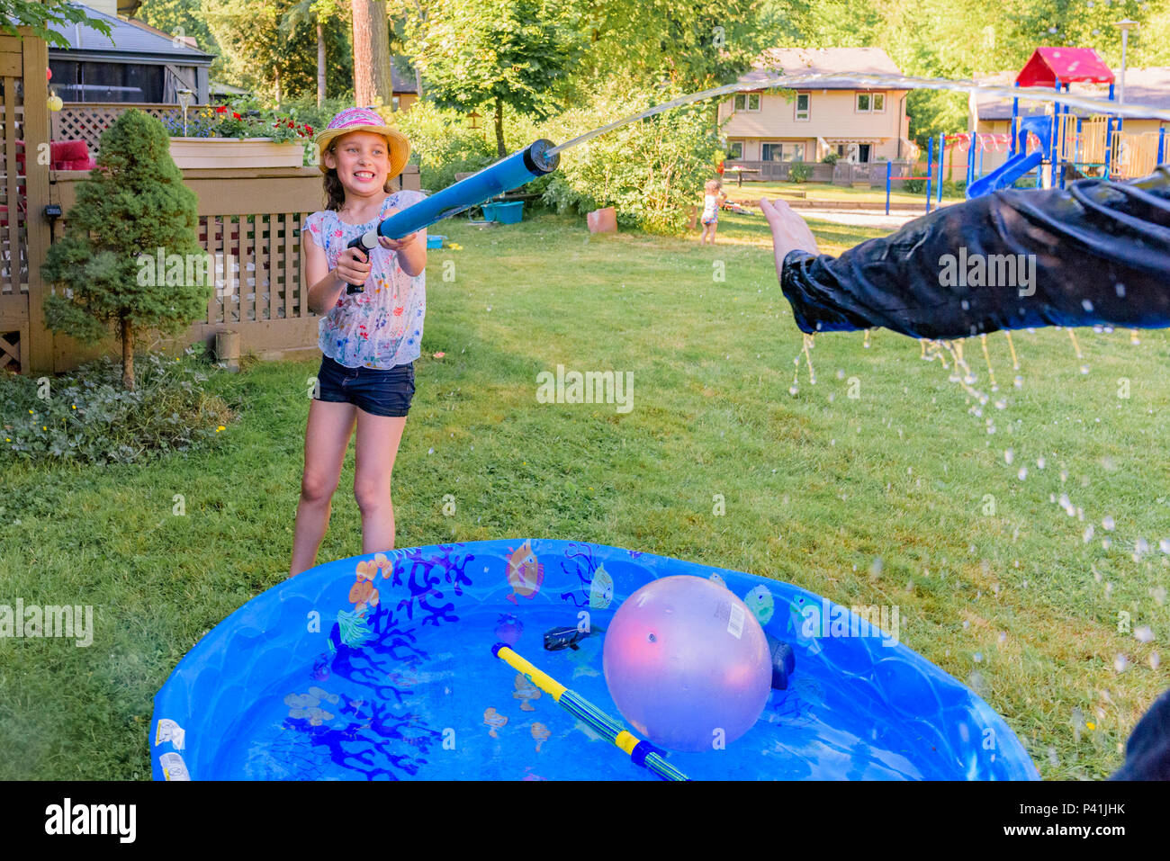 Mantenere fresca e divertimento estivo,. I ragazzi hanno friendly backyard acqua lotta. Foto Stock