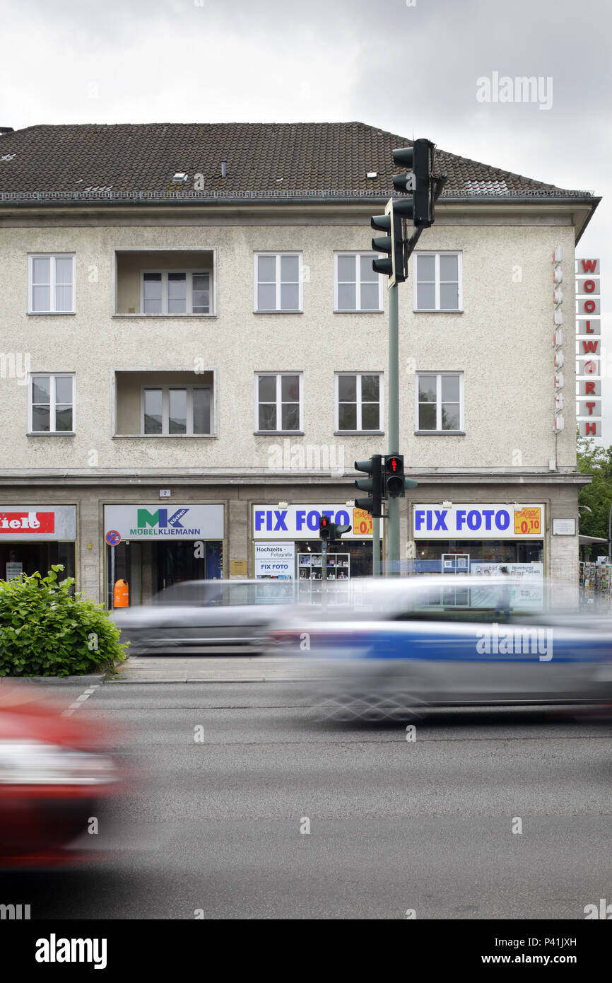 Berlino, Germania, quartiere residenziale e commerciale di edifici in Berliner Strasse corner Clayallee in Berlin-Zehlendorf Foto Stock