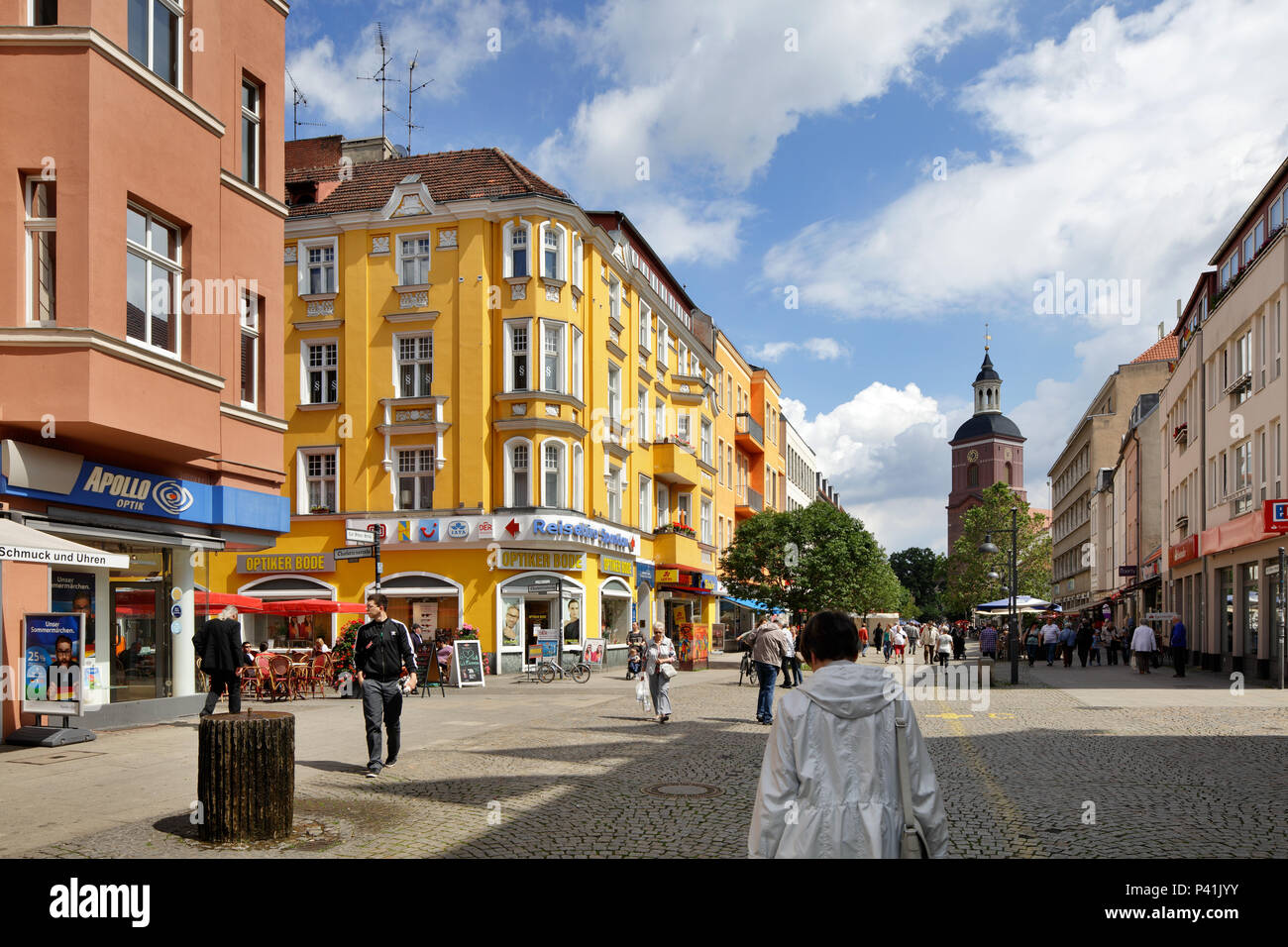 Berlino, Germania, passanti in una strada pedonale e via dello shopping Carl-Schurz-Strasse in Berlin-Spandau Foto Stock