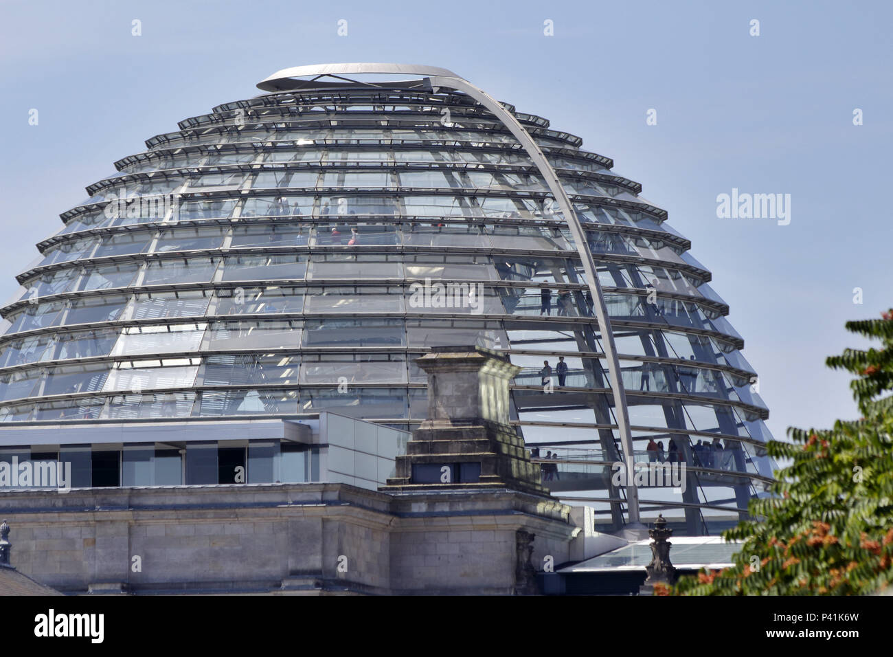 Berlino, Germania, visitatori e cupola del Reichstag nel Berlin-Tiergarten Foto Stock