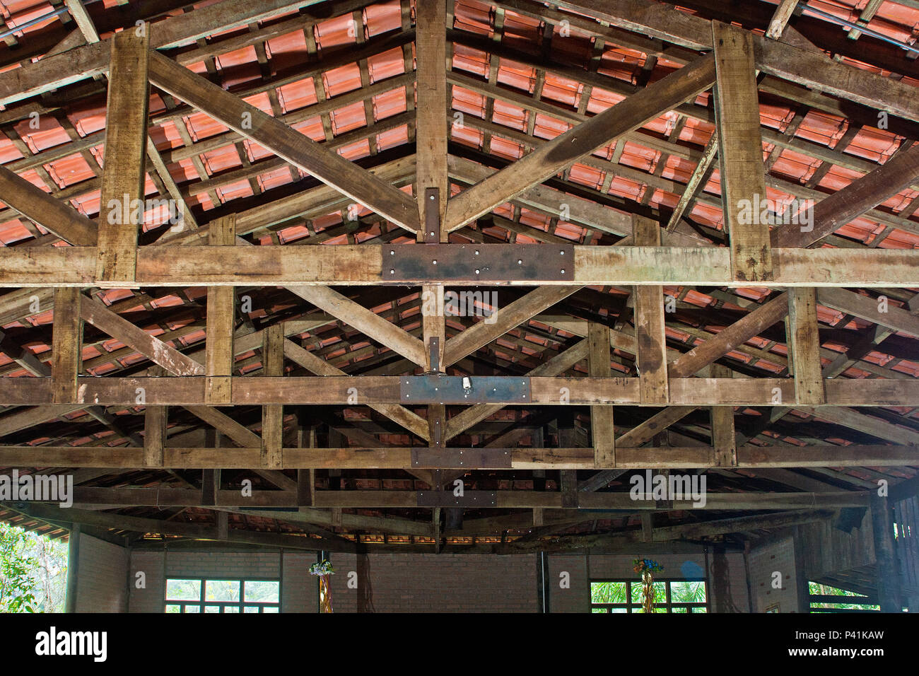 Estrutura de madera Tasoura estrutura de Madeira Madeira Teto Tesoura arquitetura de madera Tesoura aparente Juquitiba Interior de São Paulo Brasil Foto Stock