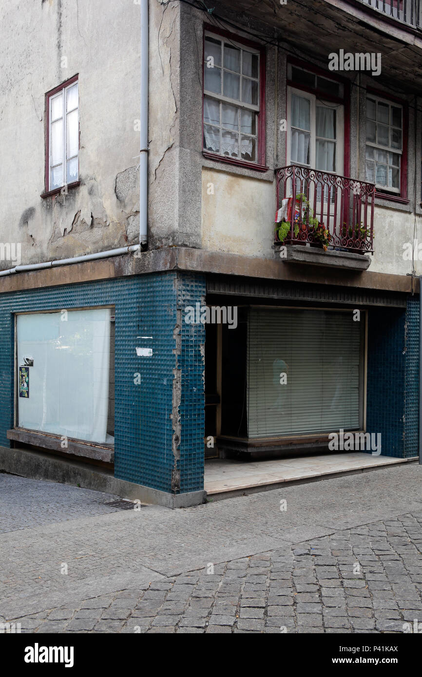 Amarante, Portogallo, closed shop in Amarante Foto Stock