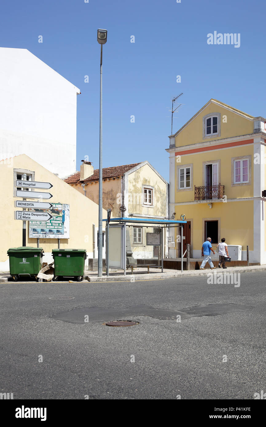 Caldas da Rainha, Portogallo, edilizia residenziale in corrispondenza di un incrocio di Caldas da Rainha Foto Stock