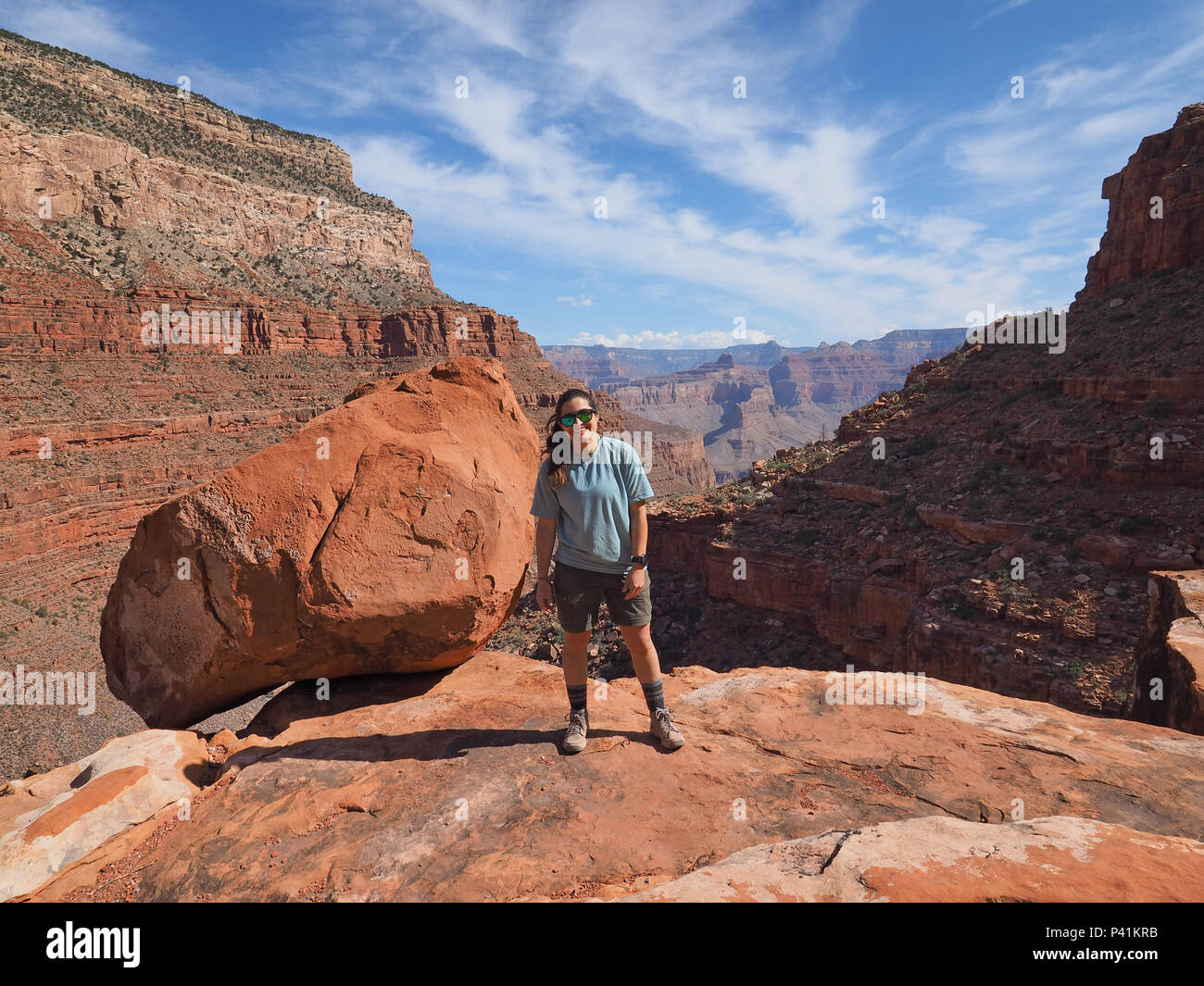 Giovane donna godendo la vista da eremita Trail nel Parco Nazionale del Grand Canyon, Arizona. Foto Stock