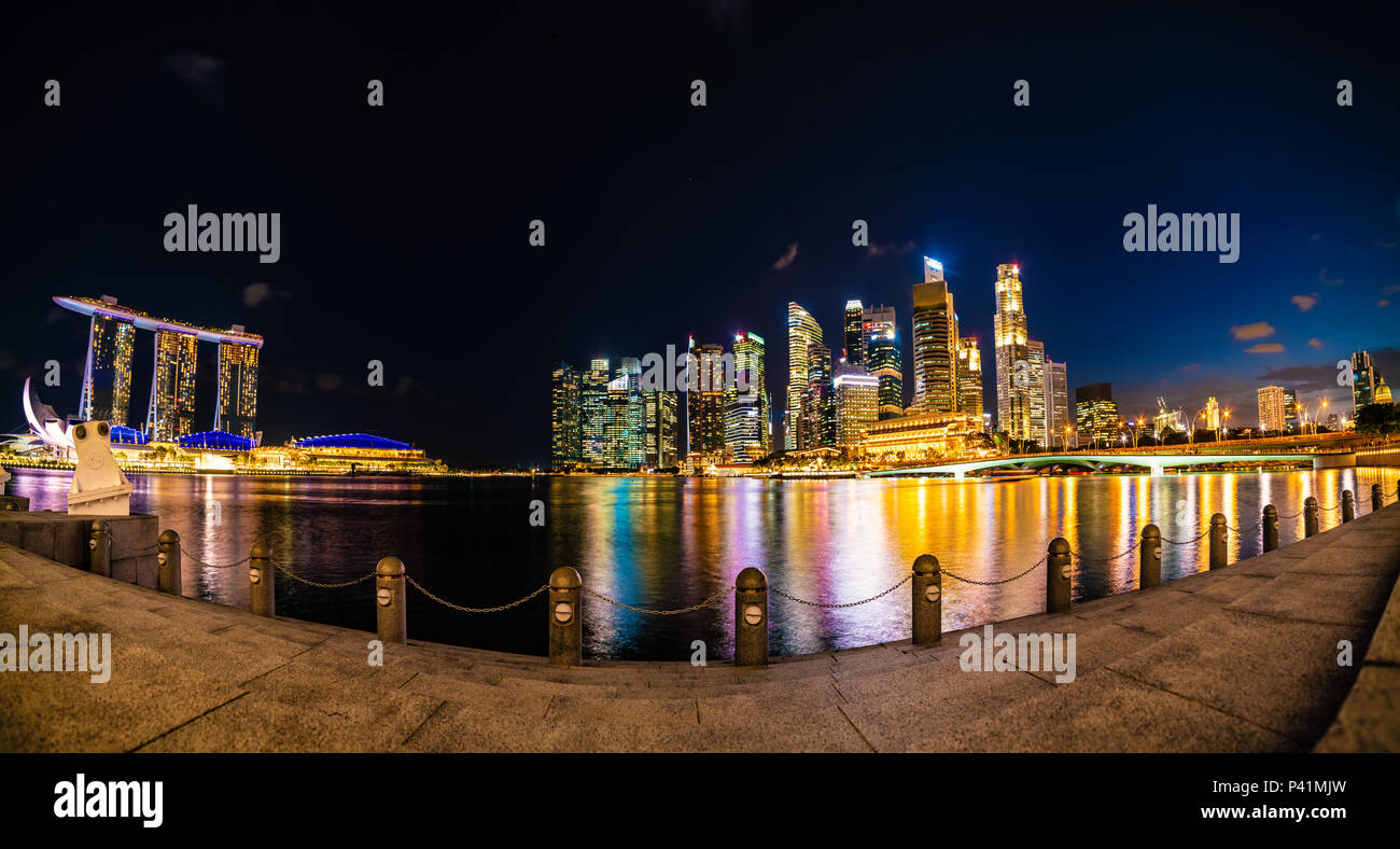 Splendida vista panoramica della città di Singapore di notte lungo esporre shot Foto Stock