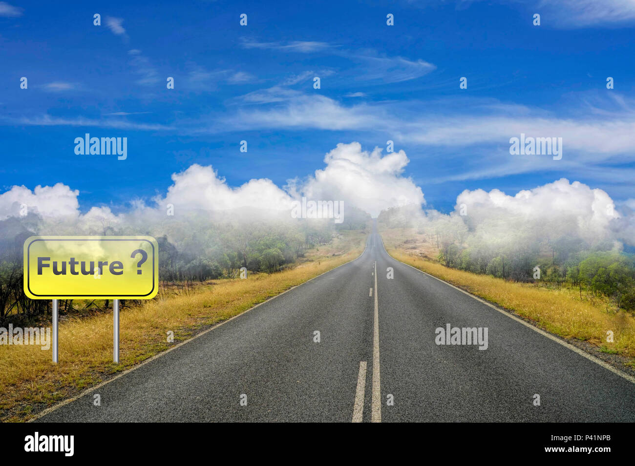 Un segno di futuro e la strada che porta all'orizzonte con le nuvole raffiguranti futuro incerto Foto Stock