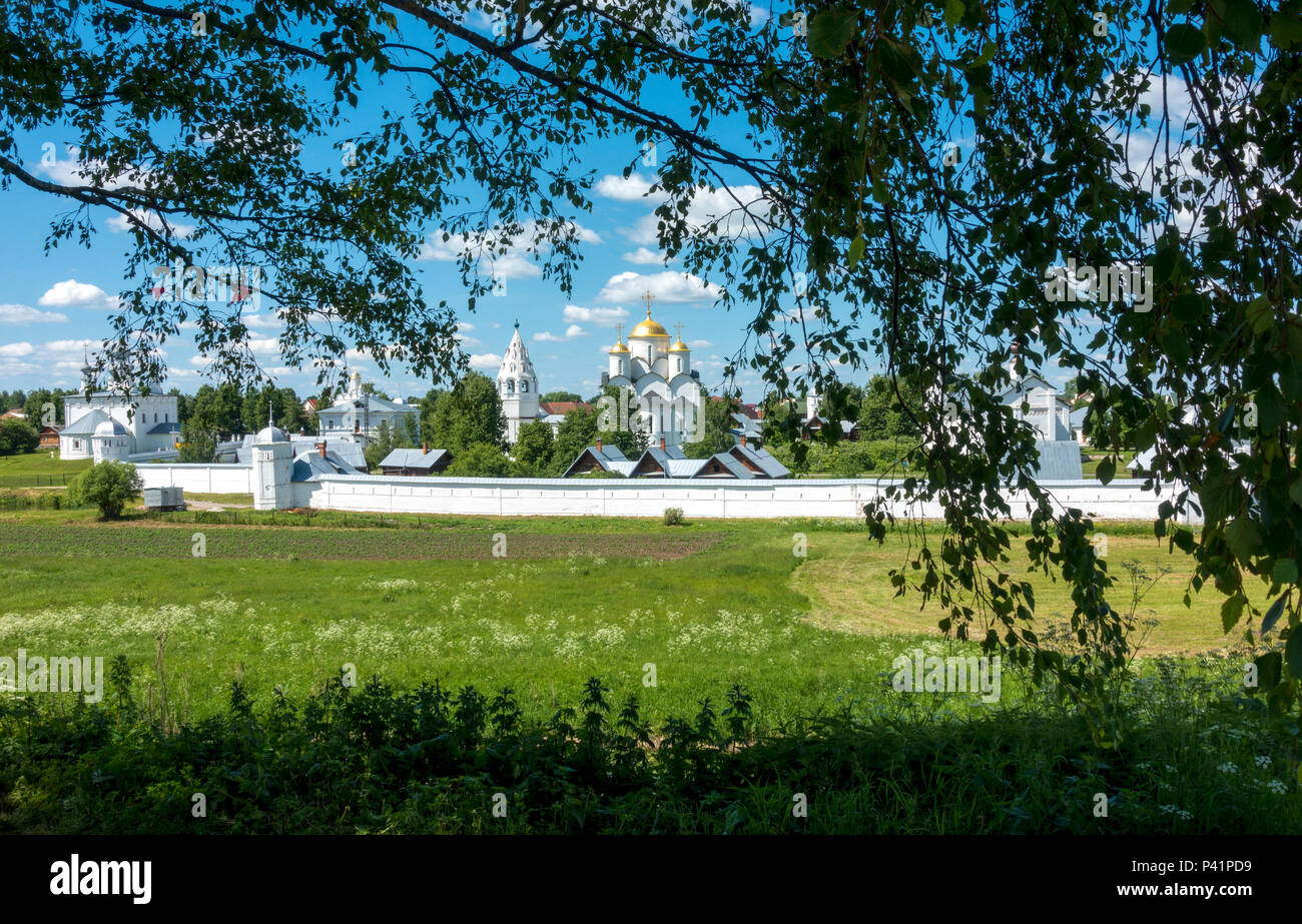 Vista del monastero Pokrovsky in piedi sul fiume Kamenka a Suzdal', che è parte dell'anello d'oro della Russia Foto Stock