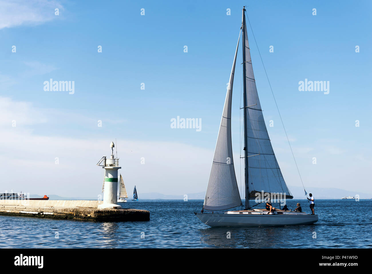 Izmir, Turchia - 24 Settembre 2017: Golfo di Izmir Festival vi è una barca a vela sul mare e alcune persone su di esso. Foto Stock