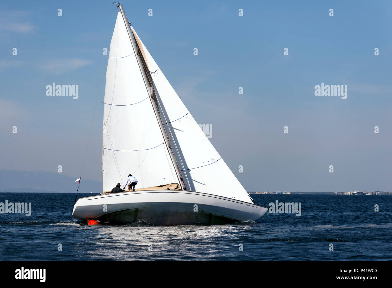 Izmir, Turchia - 24 Settembre 2017: Golfo di Izmir Festival vi è una barca a vela sul mare e alcune persone su di esso. Foto Stock