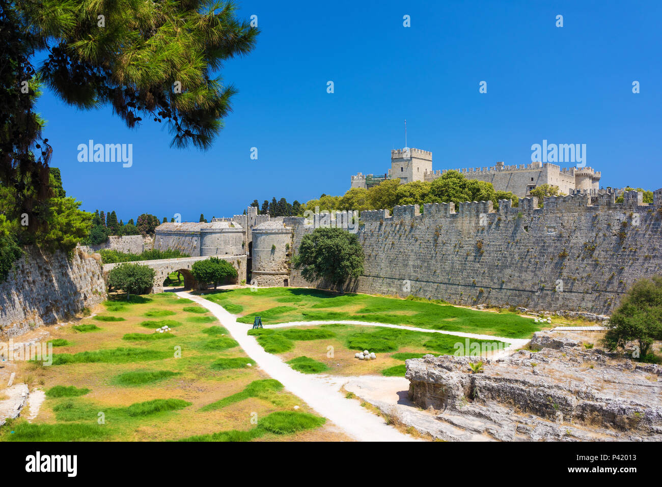 Le pareti e i giardini della città vecchia di Rodi isole DODECANNESO Grecia Europa Foto Stock