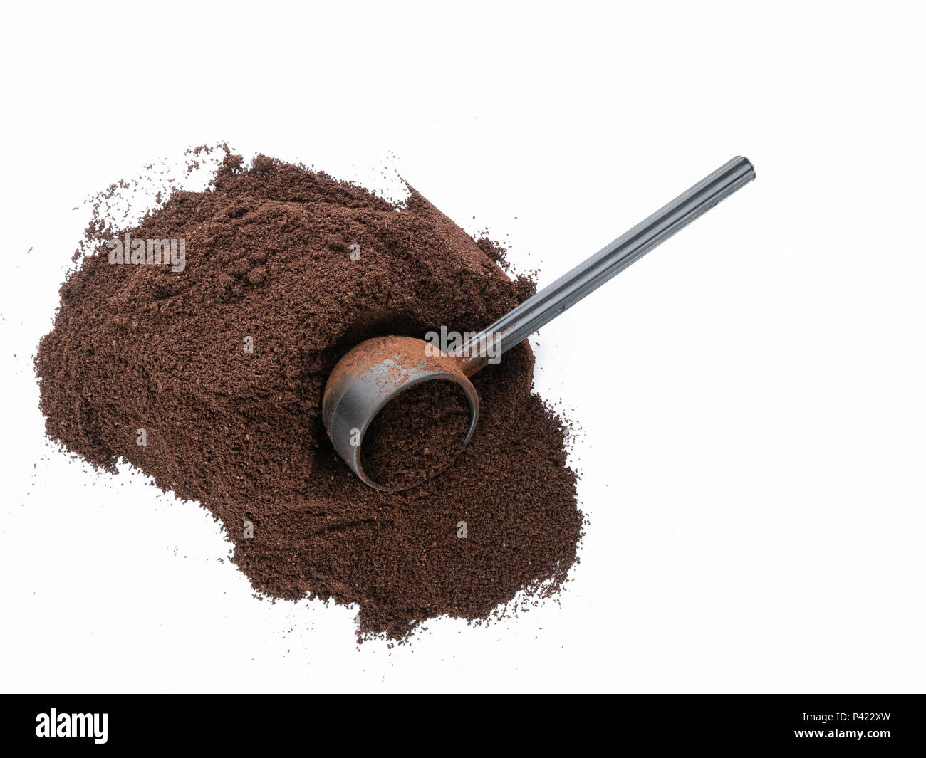 Isolato vista superiore della pila di caffè macinato con convogliatore Foto Stock