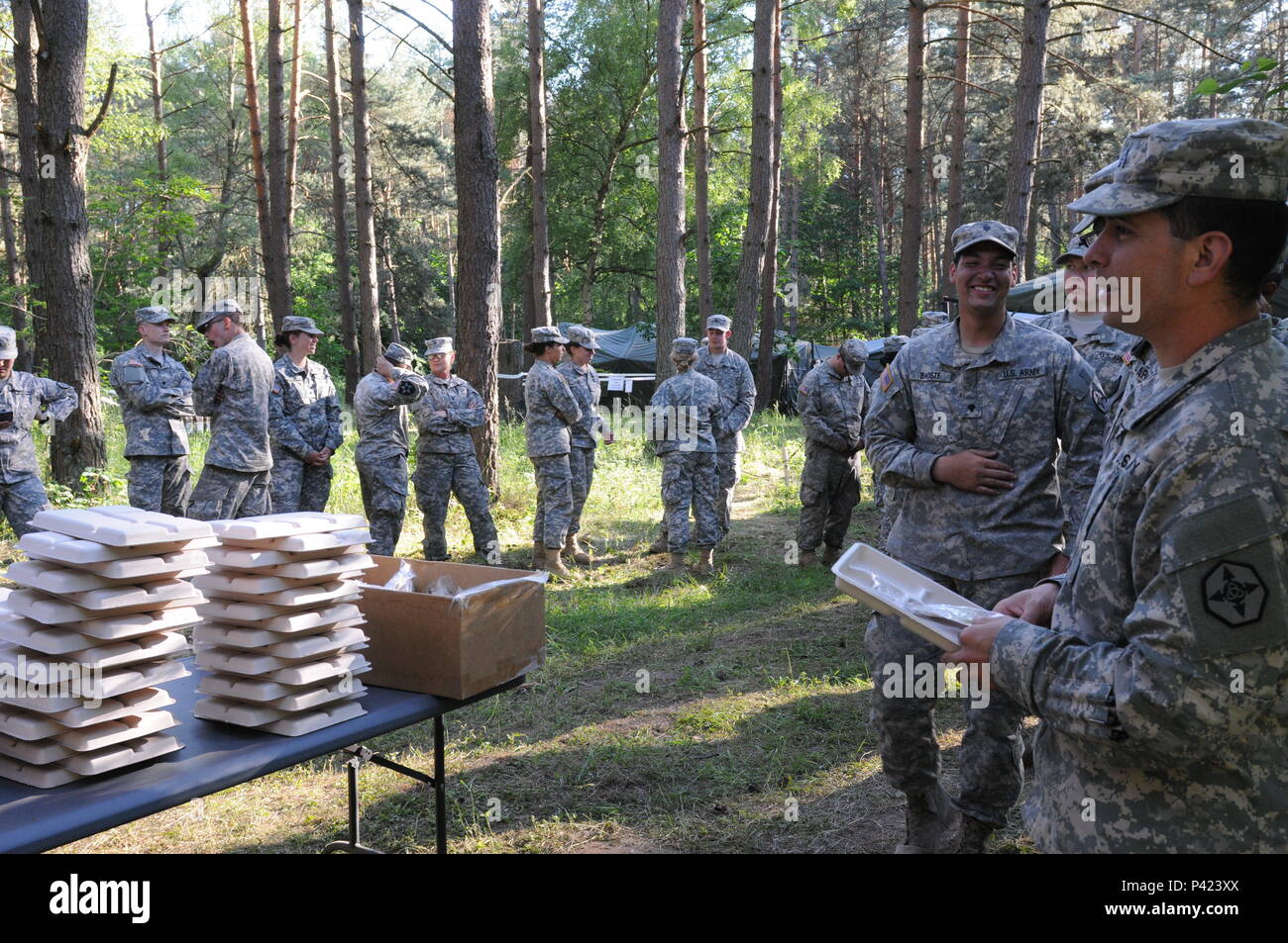 I soldati che partecipano a Anakonda 16 attendere per il cibo che viene servito da un mobile cucina rimorchio (MKT) a Drawsko Pomorskie Area Formazione in Polonia. Anakonda 16 è il principale evento di formazione per gli Stati Uniti Esercito e l'Europa delle nazioni partecipanti e dimostra che gli Stati Uniti e i paesi partner possono efficacemente unire insieme sotto un comando unificato mentre la formazione su un scenario contemporaneo. Il MKT è azionato dai soldati 483rd Quartermaster azienda basata in Marysville, nello Stato di Washington e il 716th Quartermaster azienda basata in Jersey City, NJ. (Foto di Sgt. 1. Classe Kenny scozzese Foto Stock