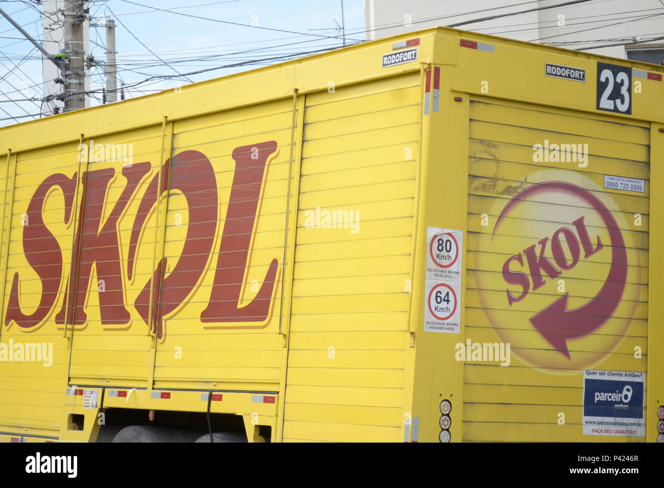 Caminhão da cerveja Skol estacionado. Foto Stock