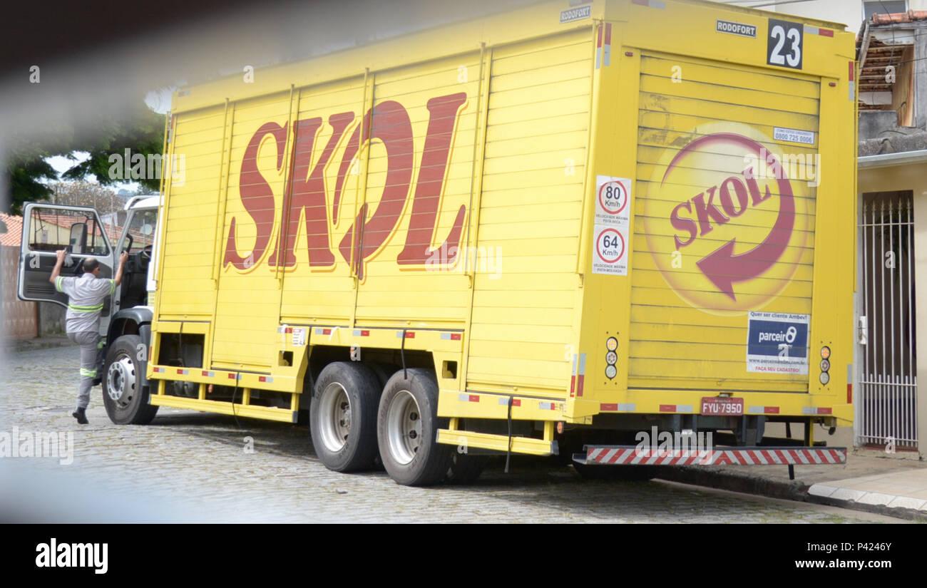 Caminhão da cerveja Skol estacionado. Foto Stock