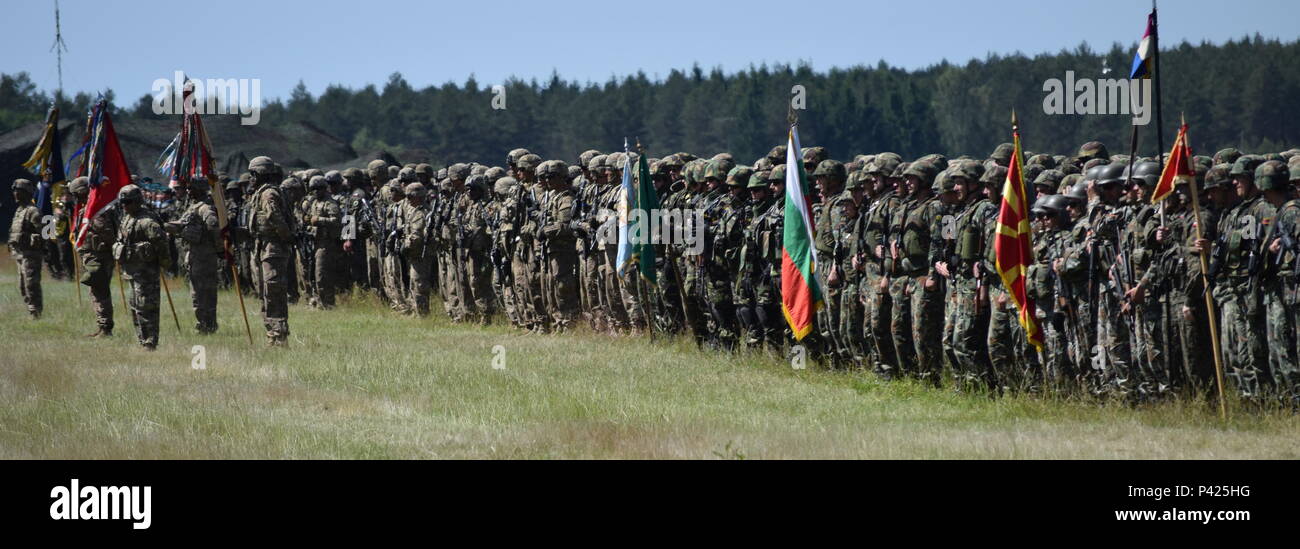 Soldati provenienti da otto paesi hanno preso all'aeroporto a Drawsko Pomorskie Area Formazione, Polonia il 6 giugno per una cerimonia di apertura segnando l'inizio ufficiale dell'esercizio Anakonda 16, un polacco-led esercizio svolge in tutta la Polonia da Giugno 7-17. Esso coinvolge oltre 25.000 partecipanti provenienti da più di 20 nazioni. Anakonda 16 è un evento di premier per gli Stati Uniti Esercito Europa, alleati e collaborato alle nazioni che supporta la garanzia e misure di dissuasione dimostrando capacità di difesa alleate per la distribuzione di massa e sostenere la potenza di combattimento. Foto Stock