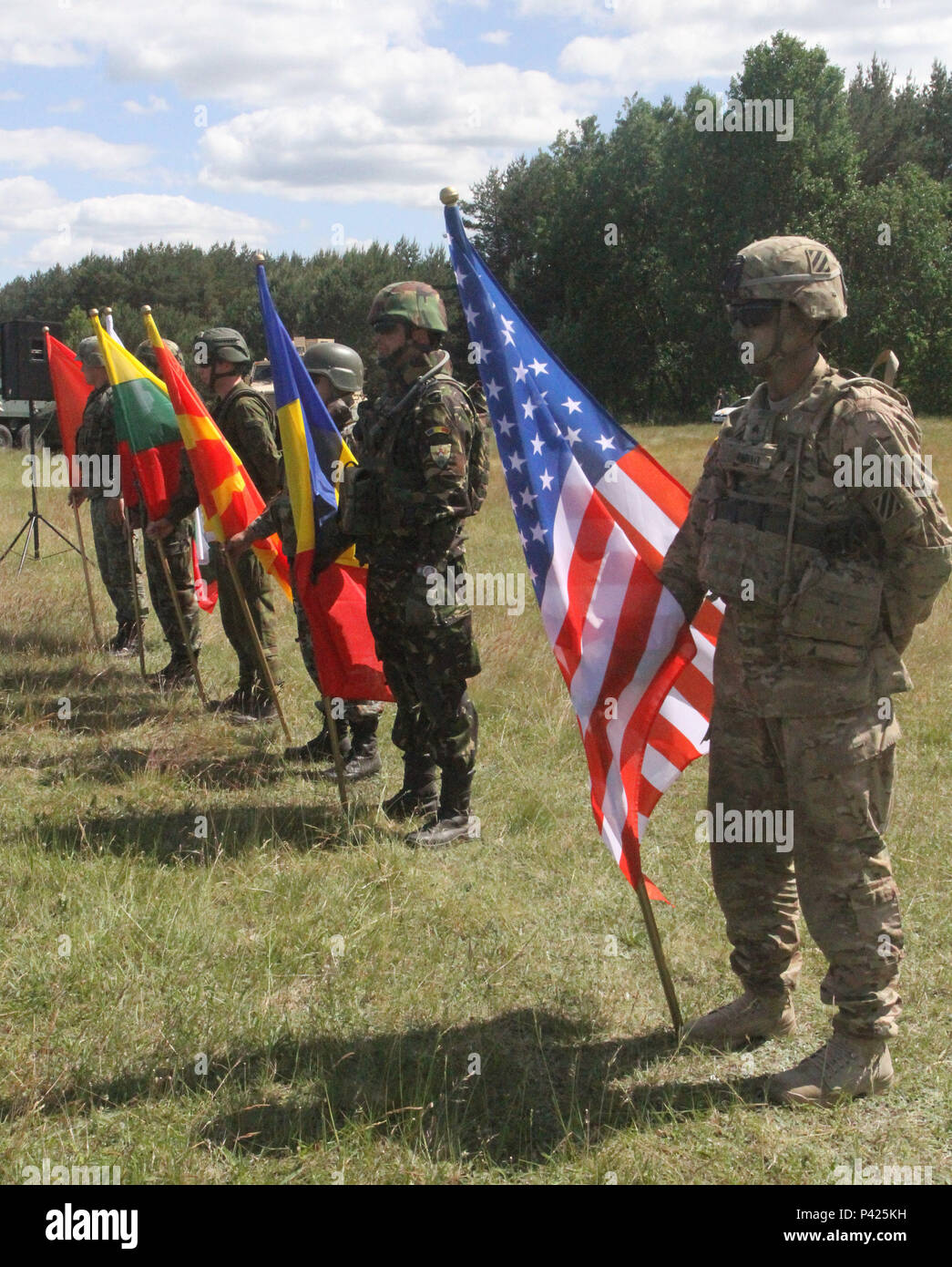 Soldati visualizzare i loro colori nazionali durante le cerimonie di apertura per esercitare Anakonda 16 a Drawsko Pomorskie Area Formazione, Polonia il 6 giugno. Anakonda 16 è un polacco-led esercizio svolge in tutta la Polonia da Giugno 7-17. Esso coinvolge oltre 25.000 partecipanti provenienti da più di 20 nazioni. Anakonda 16 è un evento di premier per gli Stati Uniti Esercito Europa, alleati e collaborato alle nazioni che supporta la garanzia e misure di dissuasione dimostrando capacità di difesa alleate per la distribuzione di massa e sostenere la potenza di combattimento. Foto Stock