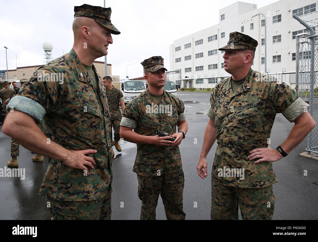 Da sinistra a destra, U.S. Marine Corps Col. Daniel Shipley, comandante di Marine Aircraft Group 12, Chief Warrant Officer Jonathan B. Davis, chimico, biologico, radiologico e nucleare officer in carica con MAG-12, e Chief Warrant Officer Christopher gioia per la difesa CBRN ufficiale con la terza divisione Marine, per la difesa CBRN plotone, sede battaglione, III Marine forza expeditionary, discutere gli obiettivi della missione durante l'esercizio Habu Sentinel 16, al villaggio di emergenza, Marine Corps Air Station Iwakuni, Giappone, 7 giugno 2016. Terza Divisione Marine CBRN Marines viaggiato a MCAS Iwakuni per questo Foto Stock