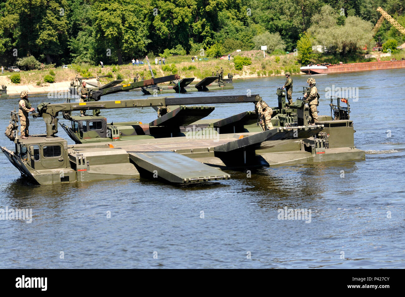 In una giunzione ponte che attraversa la dimostrazione, Stati Uniti, Regno Unito, tedesco e le truppe polacche sforzi combinati e attrezzature per impostare un nuovo record del mondo per la più lunga veicolo anfibio ponte costruito vicino a Chelmno, Polonia 8 giugno durante Anakonda 16. Esercizio Anakonda 2016 è un polacco-led, multinazionale di formazione premier evento che si svolgerà in tutta la Polonia Giugno 7-17. L'esercizio prevede più di 25.000 partecipanti provenienti da più di 20 nazioni. Anakonda 16 è il principale evento di formazione per gli Stati Uniti Esercito e l'Europa delle nazioni partecipanti e dimostra come gli Stati Uniti e i paesi partner possono efficacemente unire sotto Foto Stock