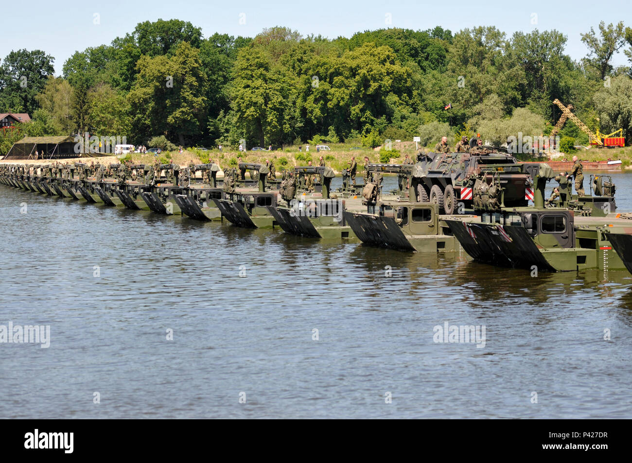Un Regno Unito veicolo militare rapidamente attraversa il ponte di fortuna che chiude il gap nel fiume Vistola in Chelmno, Polonia giugno 7 come parte di un esercizio congiunto in esercizio Anakonda 2016. Il ponte è stato creato da collegare 34 del Regno Unito e tedesco ATTREZZATURE VELICHE Amphibioius insieme, che era in grado di supportare 200 U.S. Veicoli militari di attraversamento. Anakonda 2016 è un polacco-led, multinazionale comune esercizio svolge in tutta la Polonia Giugno 7-17. L'esercizio prevede più di 25.000 partecipanti provenienti da più di 20 nazioni. Anakonda 2016 è il principale evento di formazione per gli Stati Uniti Esercito e l'Europa delle nazioni partecipanti e demo Foto Stock