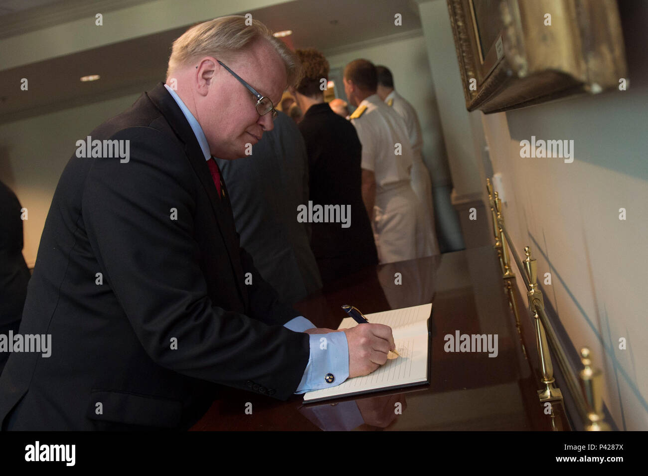 Il Ministro svedese della Difesa Peter Hultqvist segni al Pentagono guest book come egli arriva al Pentagono Giugno 8, 2016. Il Segretario della Difesa Ash Carter e vice Segretario della Difesa il lavoro di Bob si sono incontrati con il Ministro svedese della difesa a firmare una dichiarazione di intenti tra il Segretario della Difesa degli Stati Uniti d'America e il Ministro della difesa della Svezia e per discutere di questioni di reciproco interesse. (DoD foto di Senior Master Sgt. Adrian Cadice)(rilasciato) Foto Stock