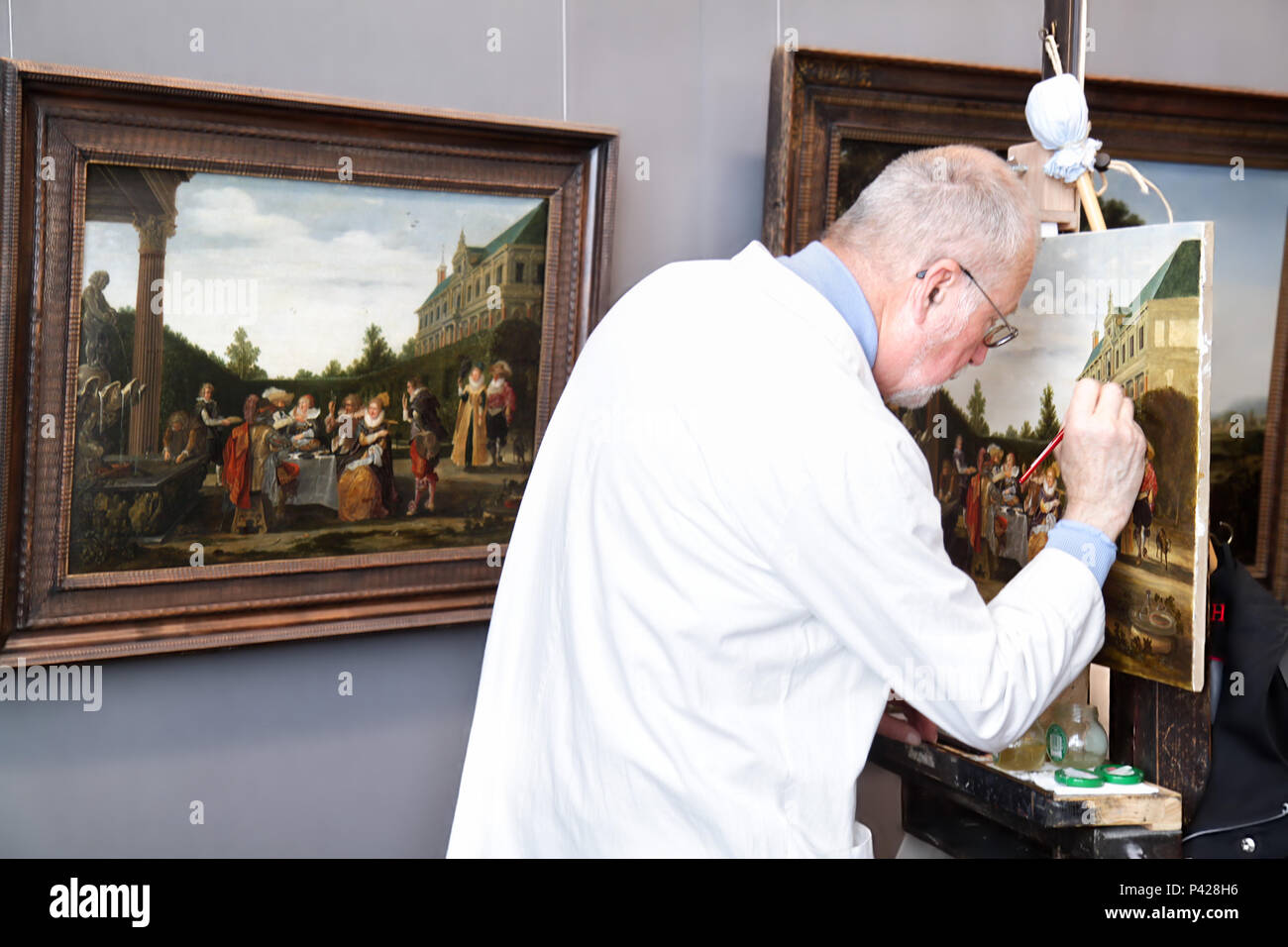 VIENNA, Austria - 20 Maggio: l'uomo fare un duplicato della pittura in Kunsthistorische Museum il 20 maggio 2010 a Vienna , Austria Foto Stock