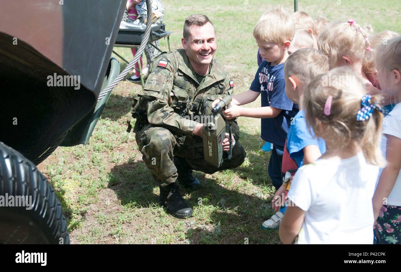 Un soldato polacco si incontra con gli studenti di una scuola elementare locale nella città di Mielenko Drawskie, Polonia durante l'esercizio Anakonda 2016, un polacco-led, multinazionale di esercizio in funzione da giugno 7-17. (U.S. Esercito foto di Spc. Miguel Alvarez/ rilasciato) Foto Stock