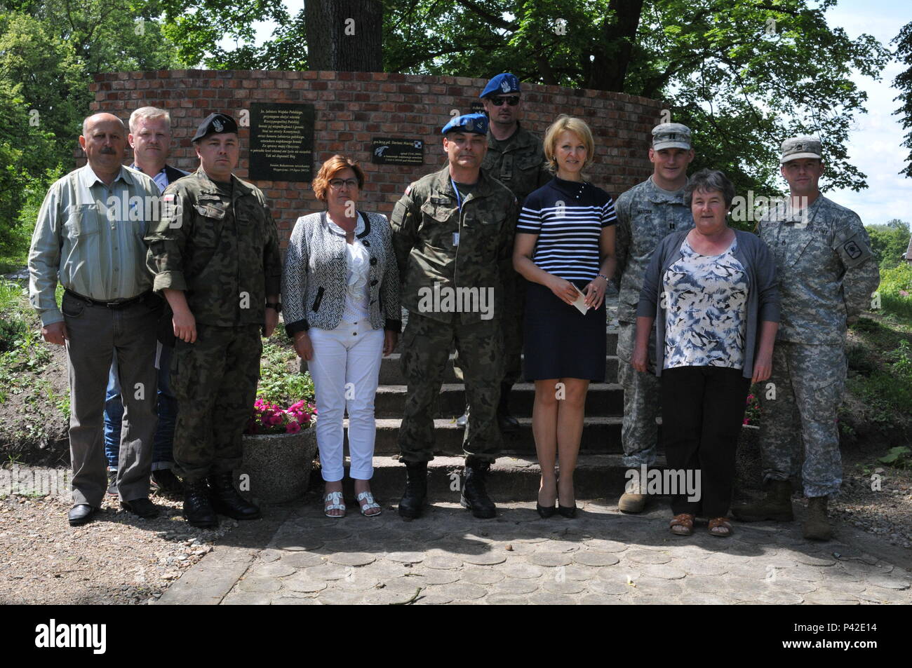 Il cap. Niels Madsen e Staff Sgt. Arthur Kleeb della 457th affari civili in base battaglione di Grafenwoehr, Germania; W01 Marcin Cźerwiński, il Mag. Krźysźłof Słrźefecki e Capt. Hubert Źukowski, membri del CIMIC Team di supporto dell'esercito polacco; Monika Kuźmińska, il sindaco di Wegorzyno e altre città locali agenti si riuniscono di fronte ad un monumento commemorativo dedicato a un polacco- American U.S. soldato durante la Anakonda 2016. Esercizio Anakonda 2016 è il principale evento di formazione per gli Stati Uniti Esercito e l'Europa delle nazioni partecipanti e dimostra che gli Stati Uniti e i paesi partner possono efficacemente unire togeth Foto Stock