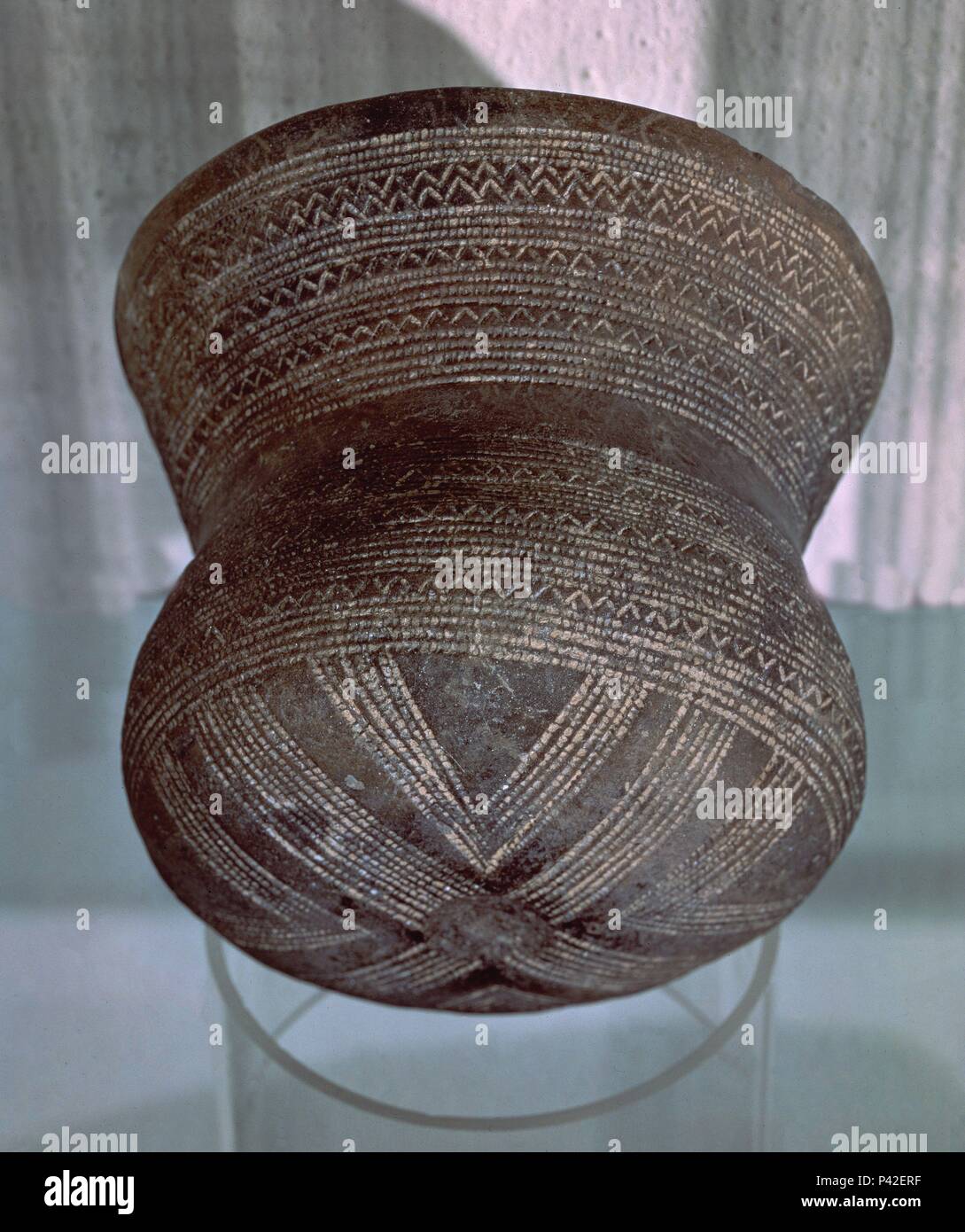 VASO CAMPANIFORME PROCEDENTE DE ECIJA - 2200-1700 AC - 12x14,3 cm - FINALES DE LA EDAD del Cobre. Posizione: MUSEO ARQUEOLOGICO-COLECCION, Sevilla, Sevilla, Spagna. Foto Stock