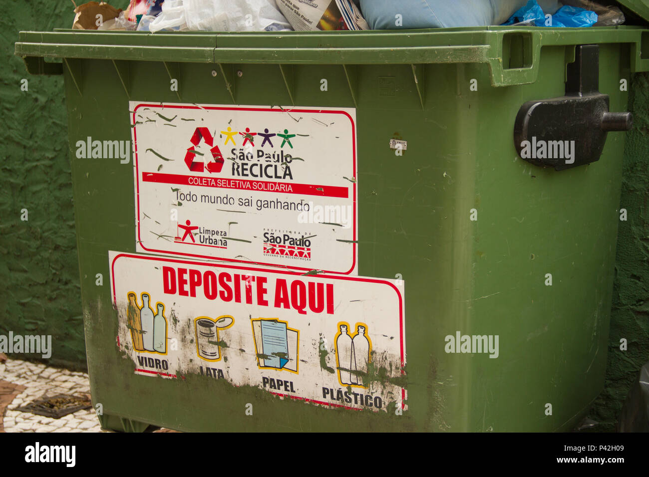 Fotografias no Bairro do SumarÃ©zinho lixo reciclÃ¡vel, Lixeiras. SÃƒO PAULO/SP, Brasil 14/08/2013. (Foto: Celio Coscia / Fotoarena) Foto Stock
